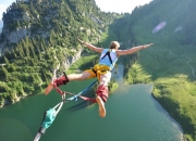 开云体育在线-天山脚下上演公牛阻击战，爱德华兹的蜕变之夜