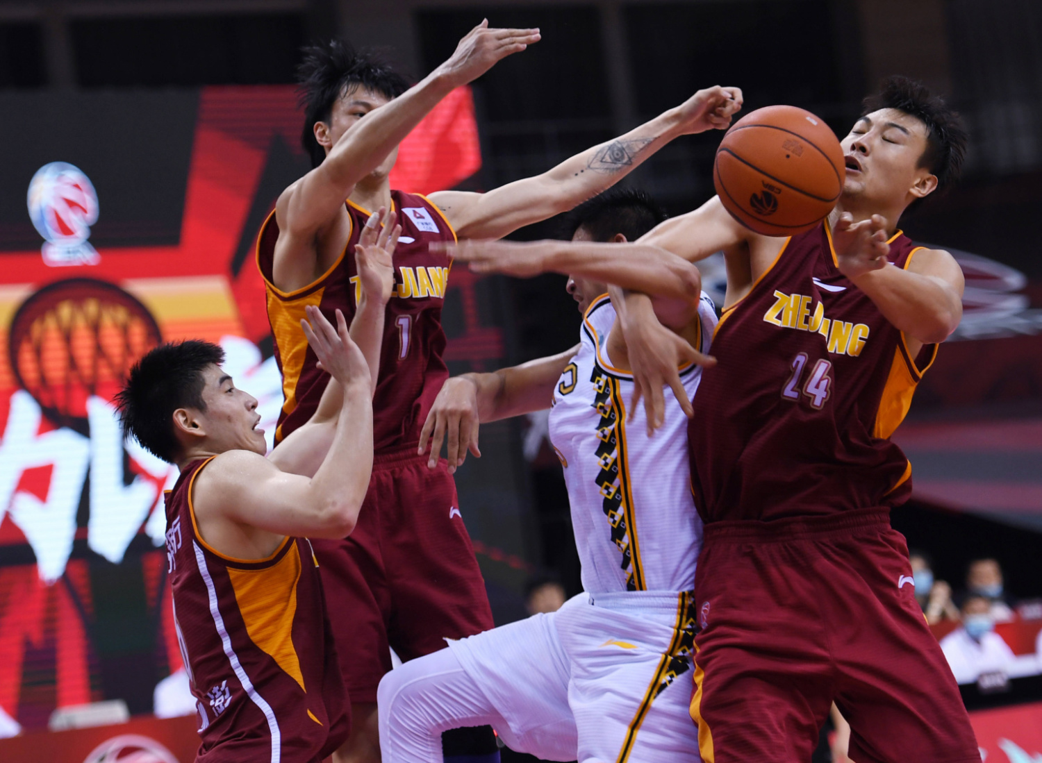 精彩纷呈角逐，球队士气高昂奋勇争胜的简单介绍