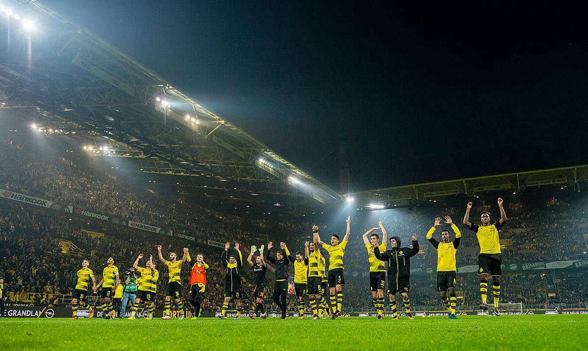 主场轻松击溃对手,球队气势如虹 主场轻松击溃对手,球队气势如虹