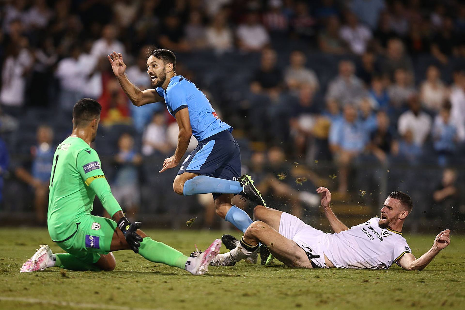 主场轻松击溃对手,球队气势如虹 主场轻松击溃对手,球队气势如虹