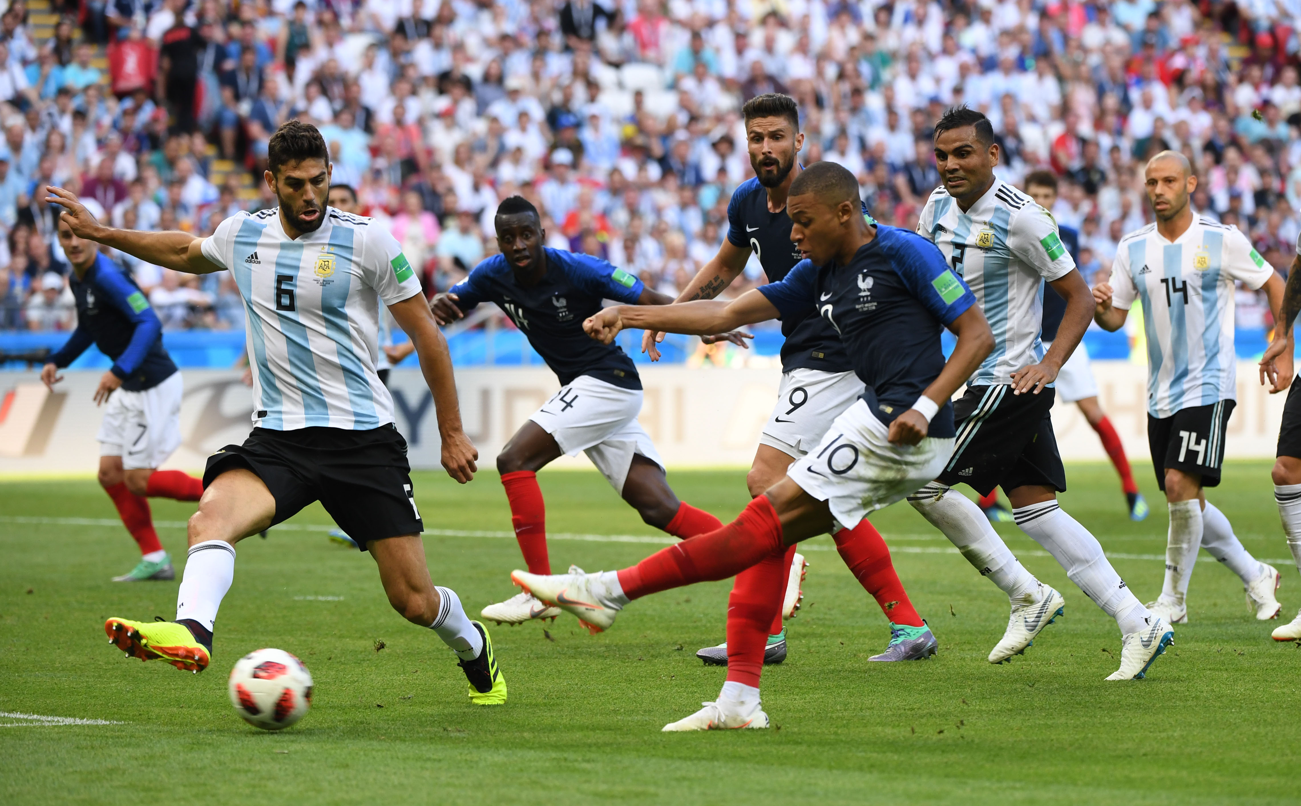 精彩进球瞬间！球员技术精湛！的简单介绍