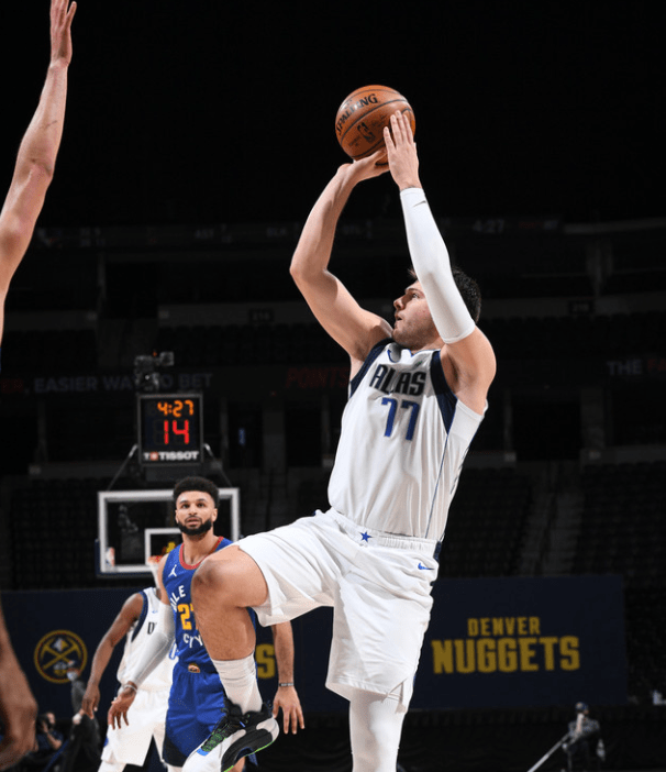 包含掘金力克独行侠，莫里斯完成帽子戏法的词条